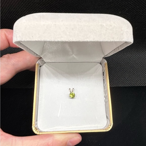 Silver Natural Peridot Pendant .5ct - Picture 5 of 5